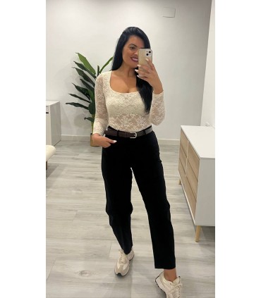 Pantalón con cinturón negro