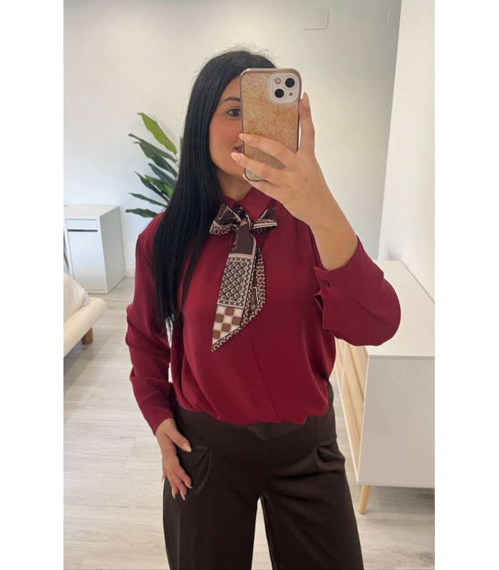 Camisa con pañuelo granate