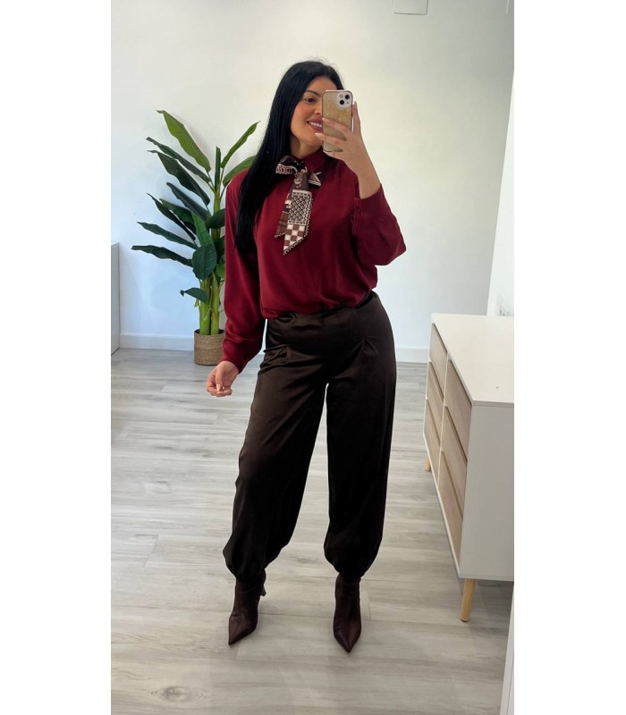 Camisa con pañuelo granate