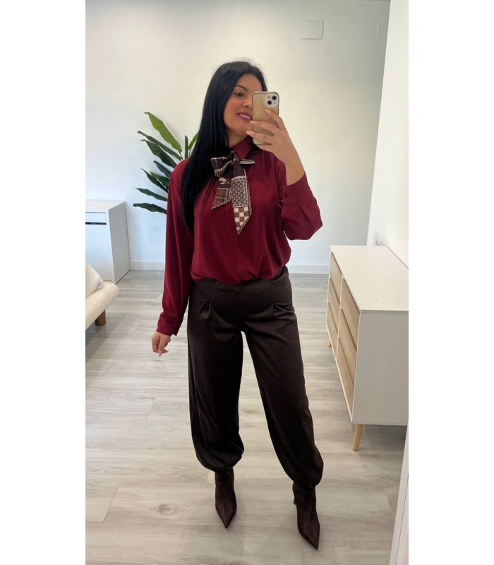 Camisa con pañuelo granate