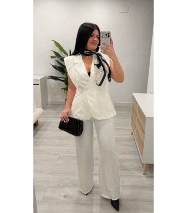 Conjunto chaqueta sin mangas y pantalón blanco