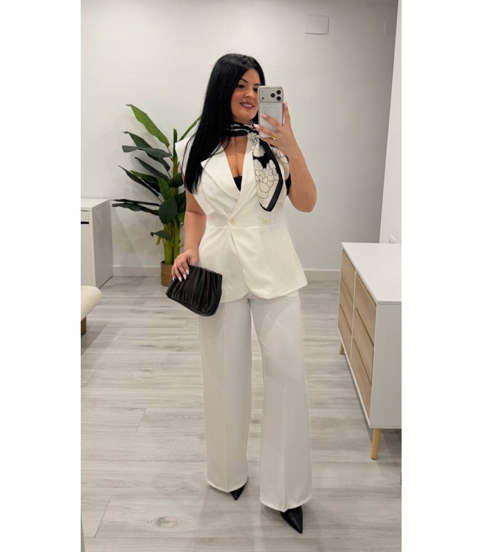 Conjunto chaqueta sin mangas y pantalón blanco