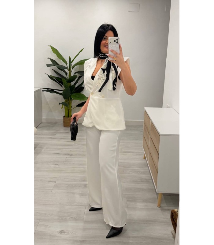 Conjunto chaqueta sin mangas y pantalón blanco