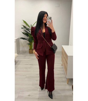Traje chaqueta con cinturón granate
