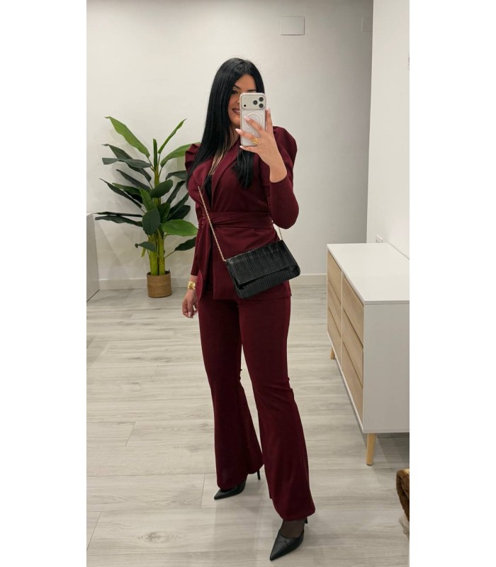 Traje chaqueta con cinturón granate