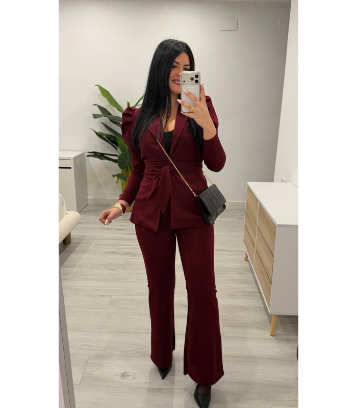 Traje chaqueta con cinturón granate