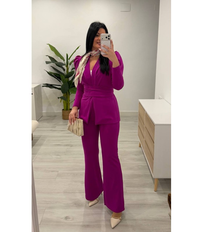 Traje chaqueta con cinturón buganvilla fuerte