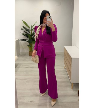 Traje chaqueta con cinturón buganvilla fuerte