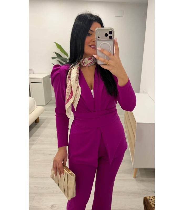 Traje chaqueta con cinturón buganvilla fuerte