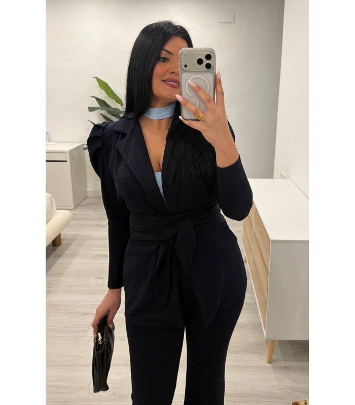 Traje chaqueta con cinturón marino