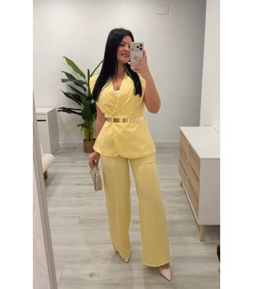 Conjunto chaqueta sin mangas y pantalón amarillo