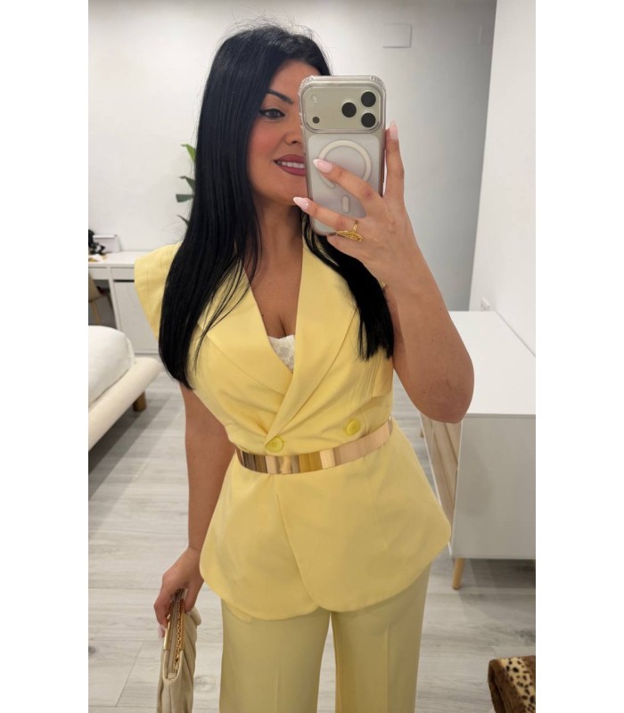 Conjunto chaqueta sin mangas y pantalón amarillo