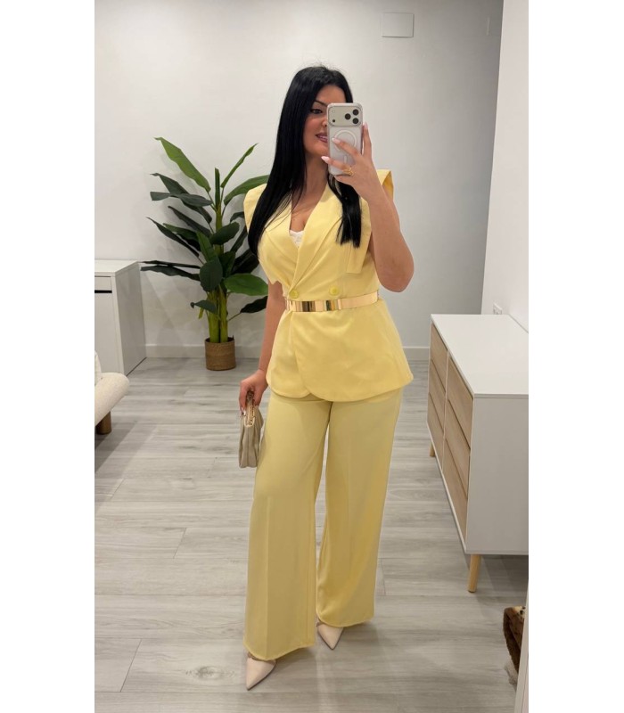 Conjunto chaqueta sin mangas y pantalón amarillo
