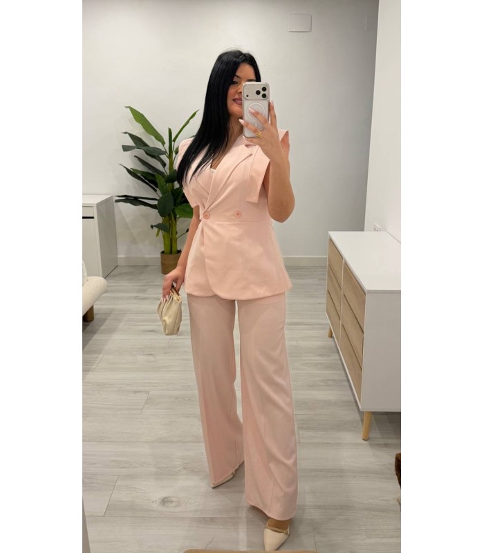 Conjunto chaqueta sin mangas y pantalón rosa