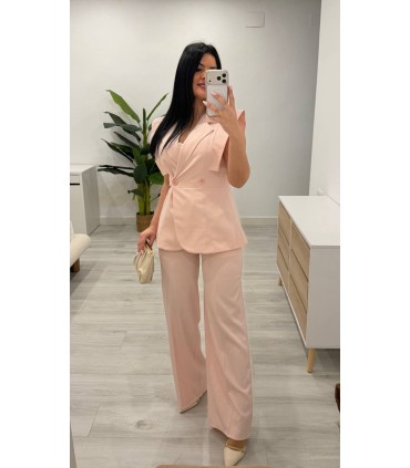 Conjunto chaqueta sin mangas y pantalón rosa