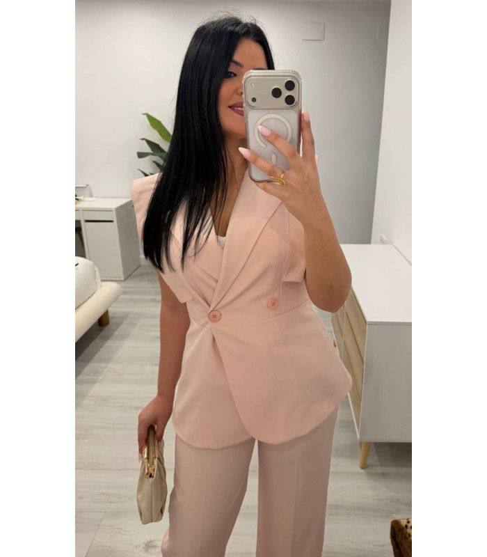 Conjunto chaqueta sin mangas y pantalón rosa
