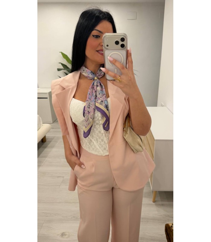 Conjunto chaqueta sin mangas y pantalón rosa