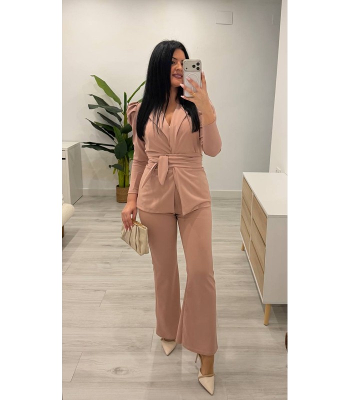 Traje chaqueta con cinturón rosa