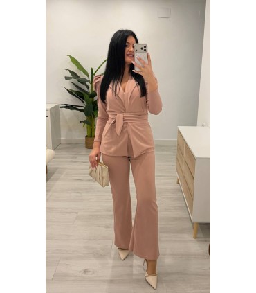 Traje chaqueta con cinturón rosa