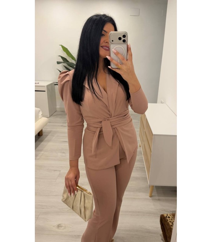 Traje chaqueta con cinturón rosa
