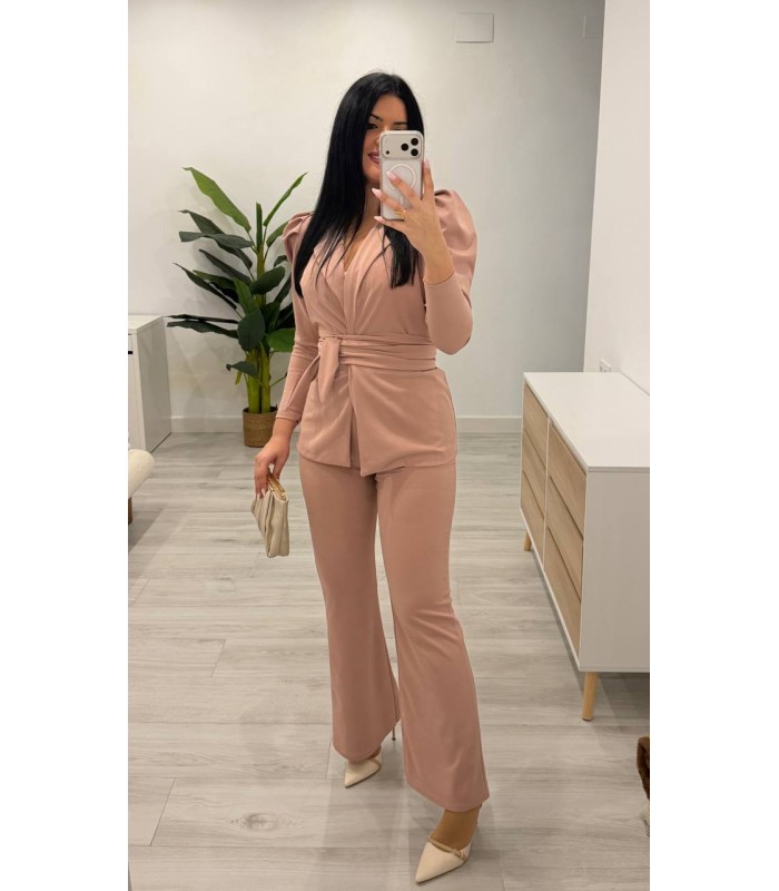 Traje chaqueta con cinturón rosa