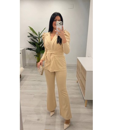 Traje chaqueta con cinturón crudo