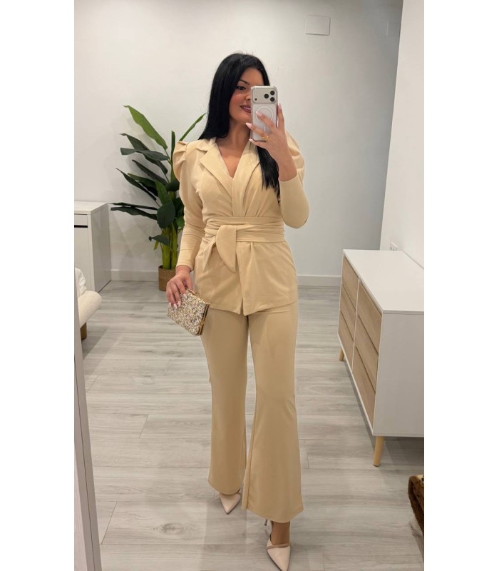 Traje chaqueta con cinturón crudo