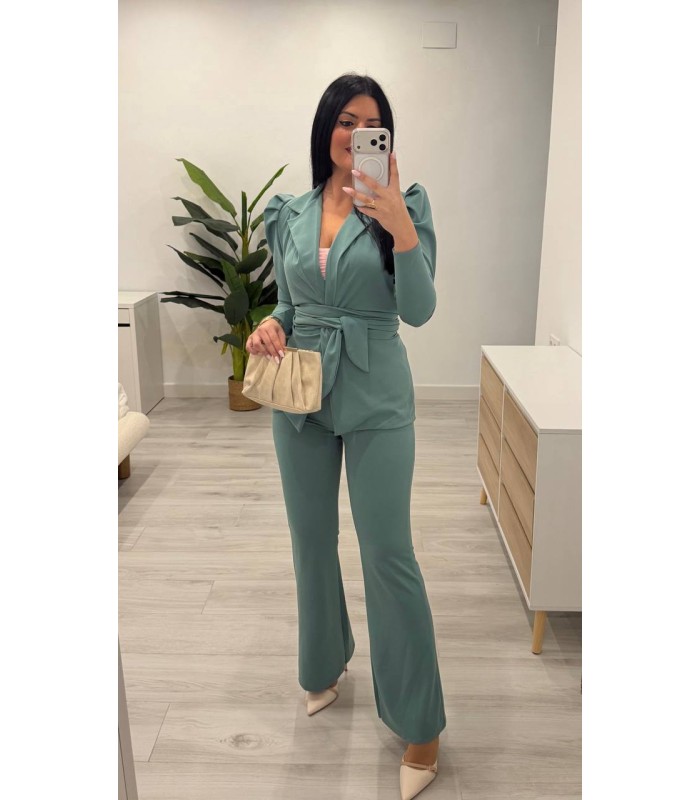 Traje chaqueta con cinturón verde