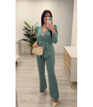 Traje chaqueta con cinturón verde