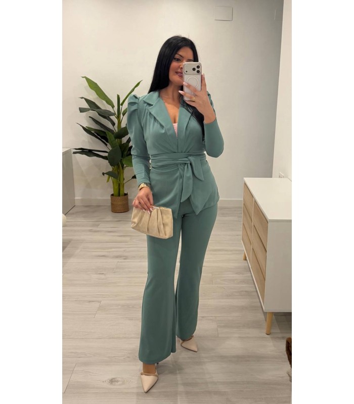 Traje chaqueta con cinturón verde
