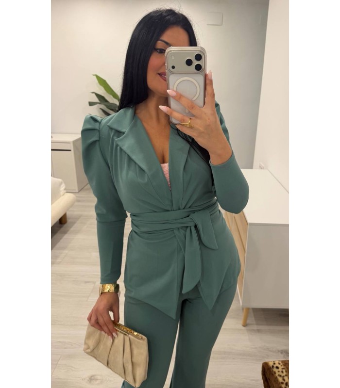 Traje chaqueta con cinturón verde