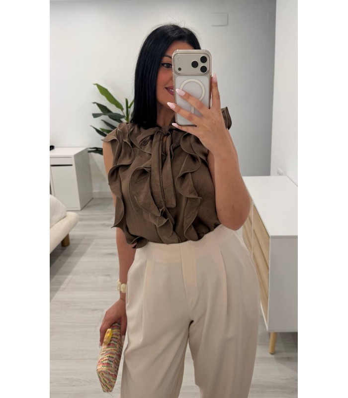 Blusa volantes satén tierra
