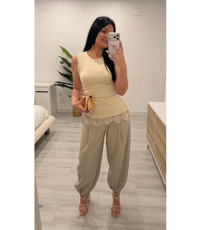 Pantalón globo vestir camel rallas