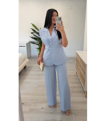 Conjunto chaqueta sin mangas y pantalón celeste