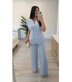 Conjunto chaqueta sin mangas y pantalón celeste