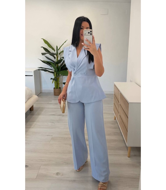 Conjunto chaqueta sin mangas y pantalón celeste