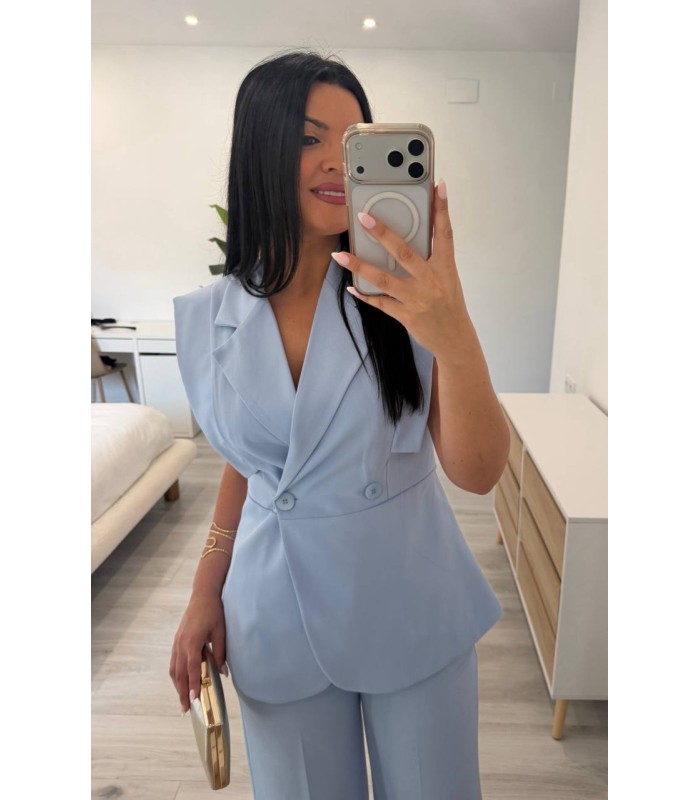 Conjunto chaqueta sin mangas y pantalón celeste