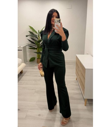Traje chaqueta con cinturón verde botella