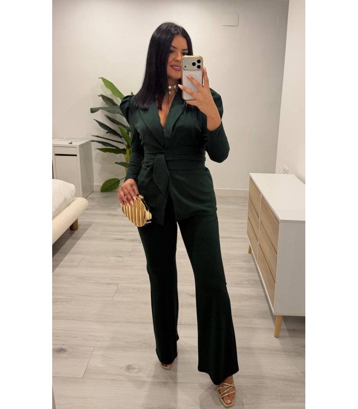 Traje chaqueta con cinturón verde botella
