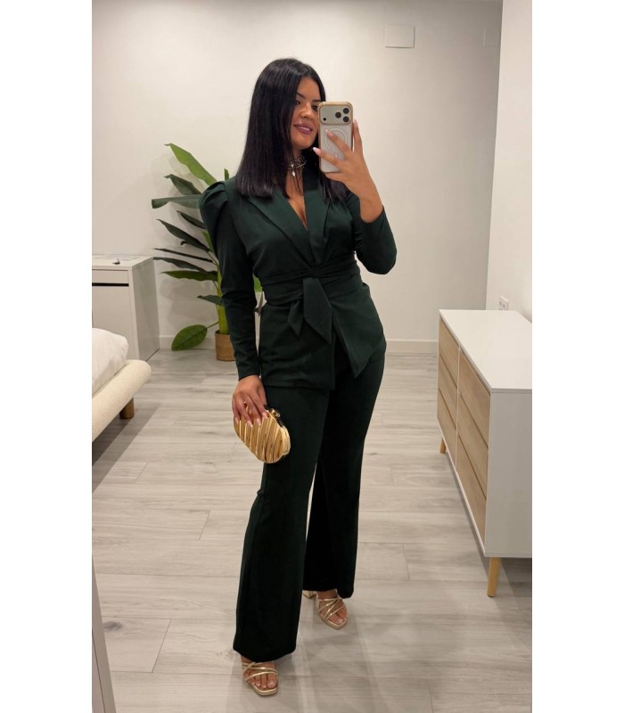 Traje chaqueta con cinturón verde botella