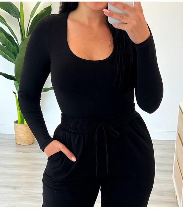 Body de licra con escote negro